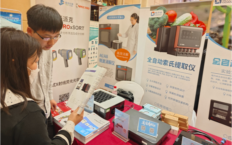 格丹納業(yè)務(wù)經(jīng)理為用戶介紹儀器 格丹納業(yè)務(wù)經(jīng)理為用戶介紹儀器